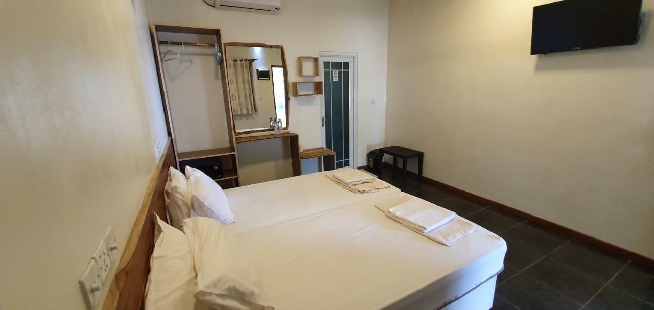 Surf Deck Hotell Thulusdhoo Exteriör bild